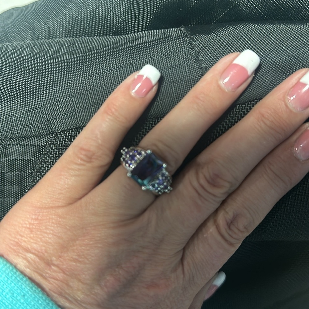 Pretty emerald cut gemstone ring - Picture 2 of 4